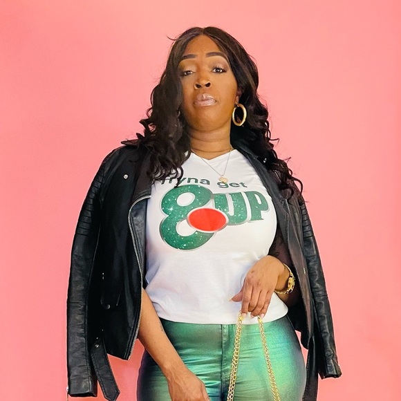 NEW TRENDY WHITE V-NECK SHORT SLEEVE GREEN AND RED GRAPHIC - Picture 4 of 6